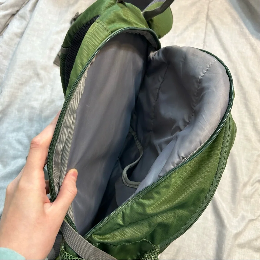 Camelbak Cloud Walker 18 Hydration Green Backpack Hiking Outdoor Gorpcore